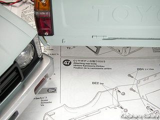 タミヤ ハイラックス・ハイリフト製作記 ～ 組立説明書 ４７ リヤボディの取り付け